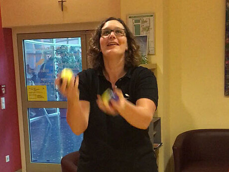 Physiotherapeutin Katja zeigt im Video, wie man jongliert. News Oktober 2017