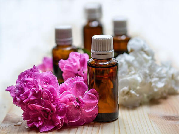 Massageöle mit lilanen und weißen Blumen